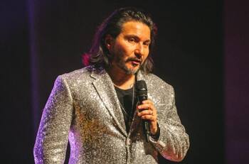 Felipe Avello saca risas con registro de su experiencia con el sismo en pleno show