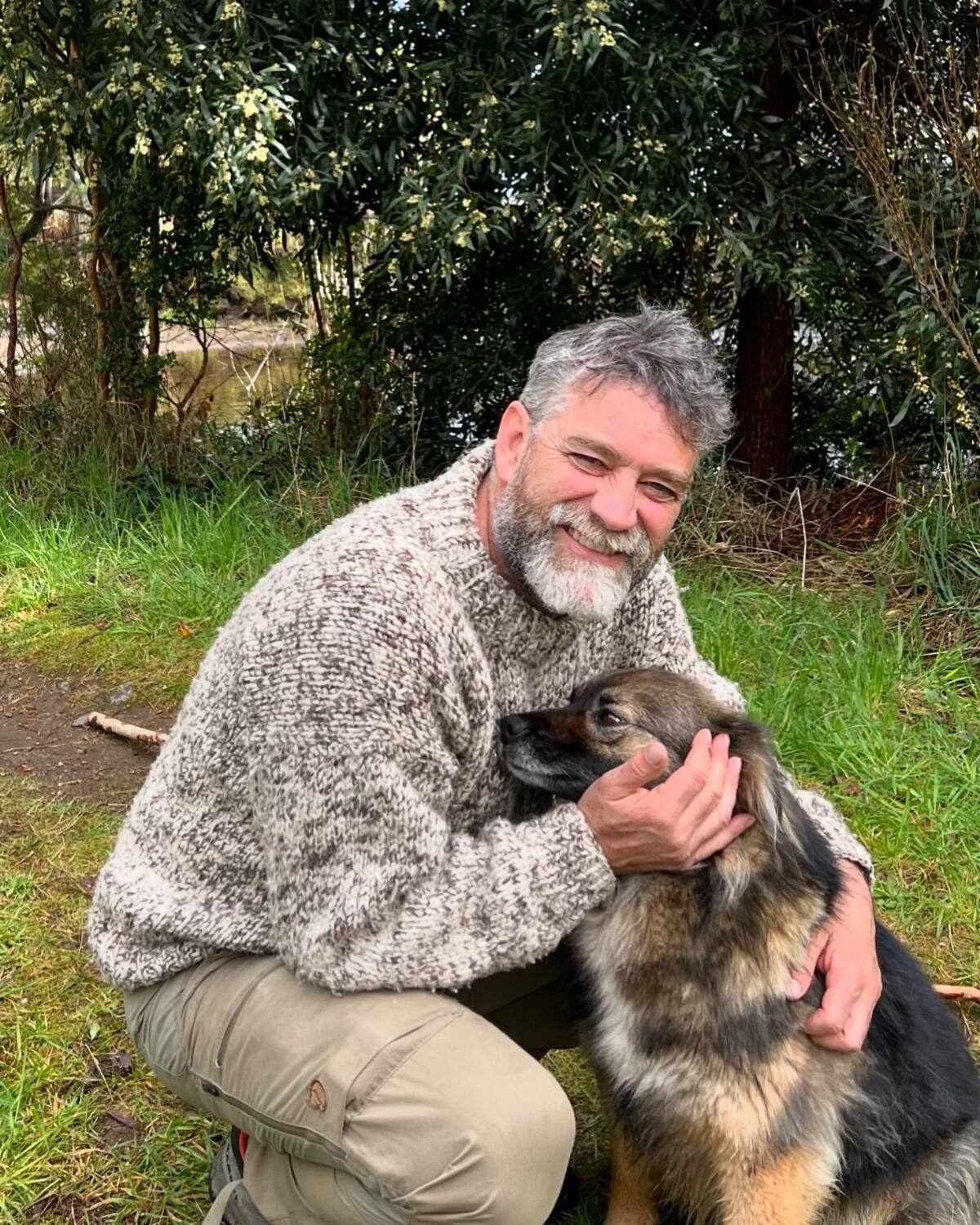 Felipe Braun junto a su perrita