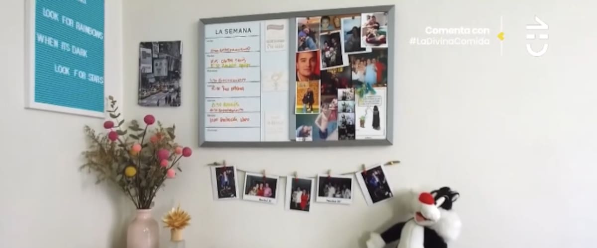 Su escritorio decorado con diversas postales. Créditos: CHV.