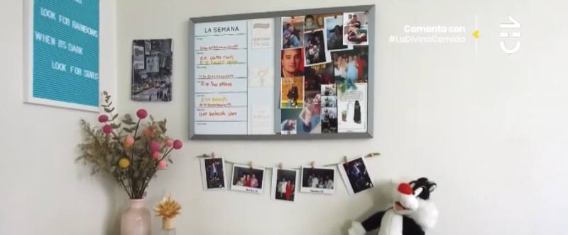 Su escritorio decorado con diversas postales. Créditos: CHV.