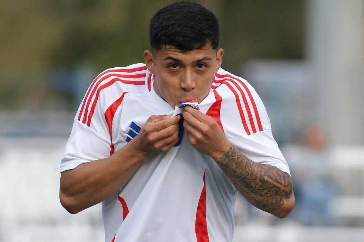 celebrando un gol con La Roja.