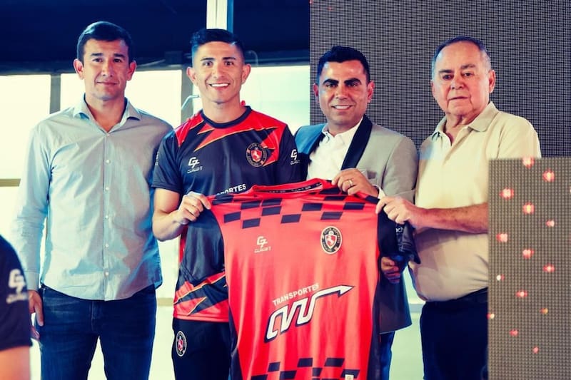 Felipe Flores en su presentación en Deportes Limache.