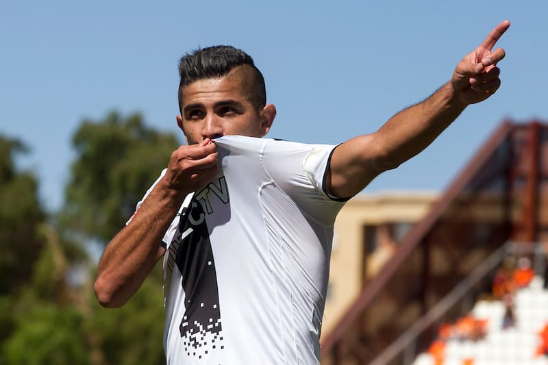 El delantero levantó tres títulos en sus dos pasos por Colo Colo