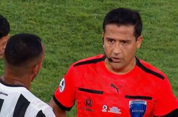 ¡A viva voz! El árbitro chileno Felipe González se hizo viral por este gesto en la Recopa Sudamericana