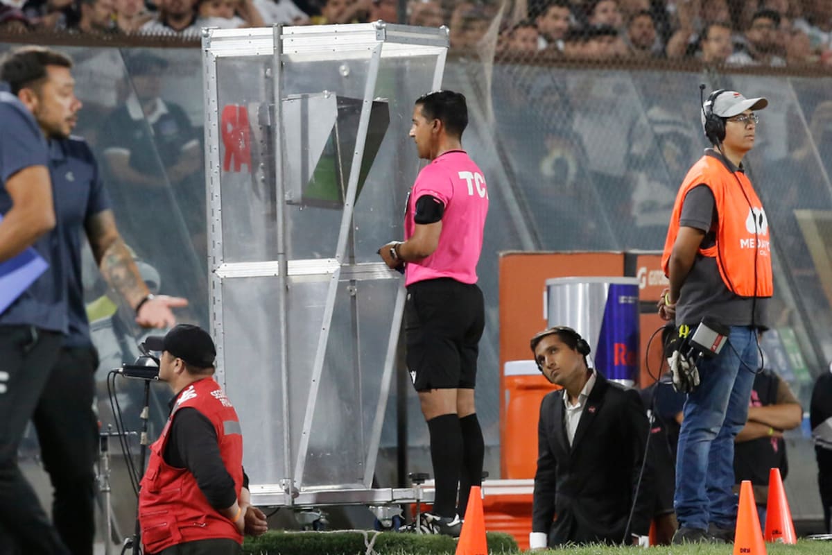 Felipe González viendo una jugada en el VAR. Foto: Aton.