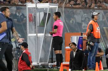 ¿Por qué los árbitros del fútbol chileno cobran hoy casi 10 veces menos penales que en 2022?