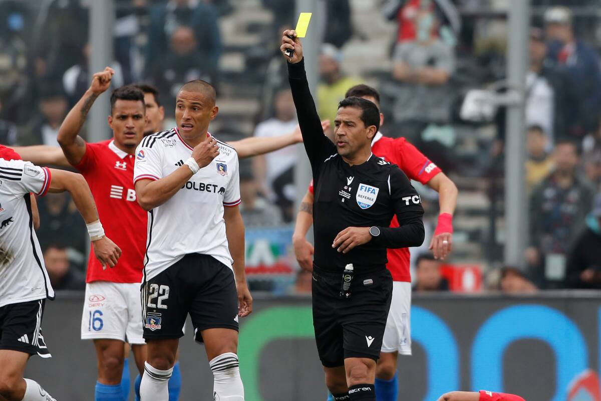 fue cuestionado por sus decisiones en el clásico entre Colo Colo y la UC (Foto: Aton)