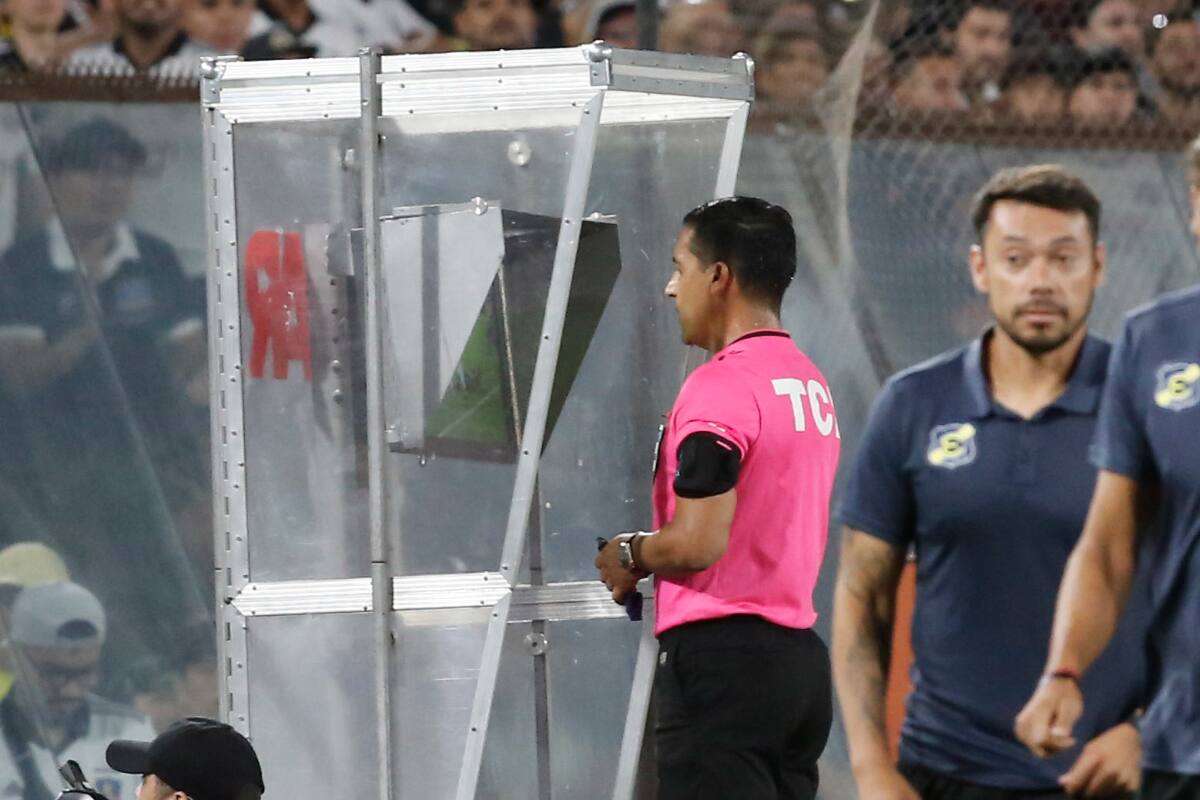 Daniel Morón terminó furioso con el arbitraje de Felipe González. Foto: Agencia Aton.