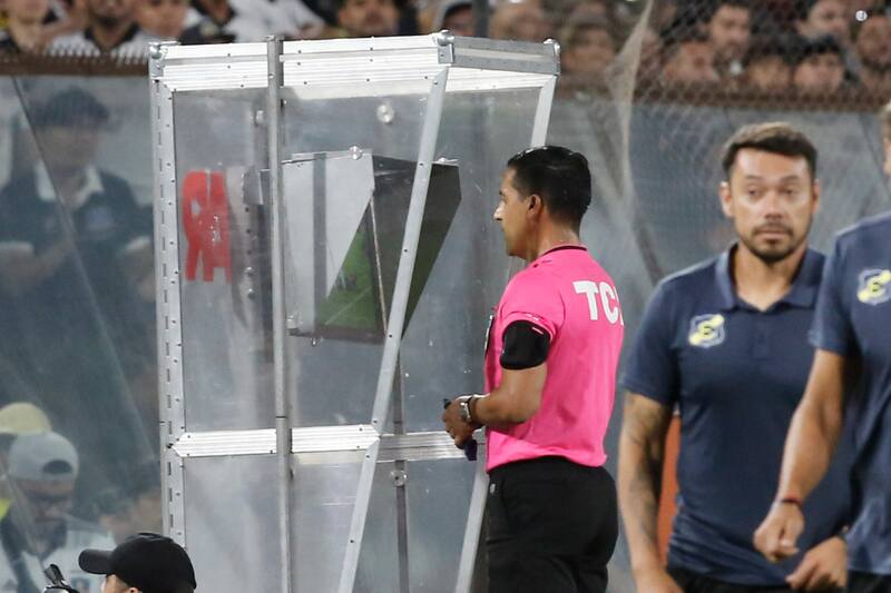 Daniel Morón terminó furioso con el arbitraje de Felipe González. Foto: Agencia Aton.