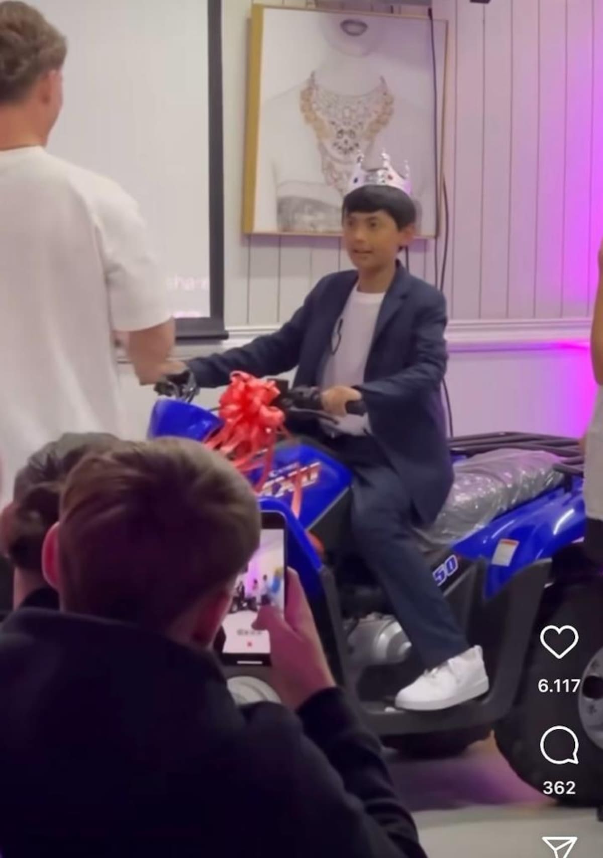 Felipe disfruta del regalo de Raimundo Cerda.