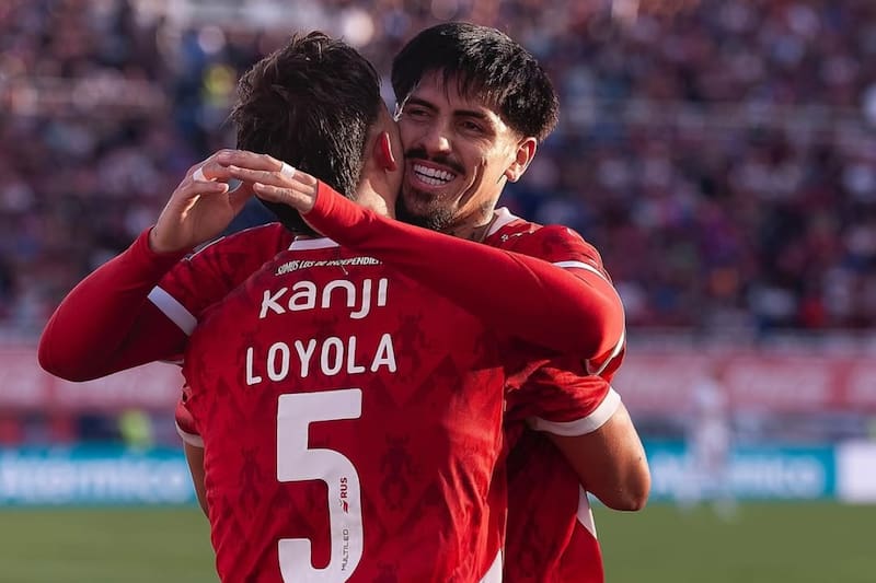 El volante junto a Kevin Lomónaco en Independiente.