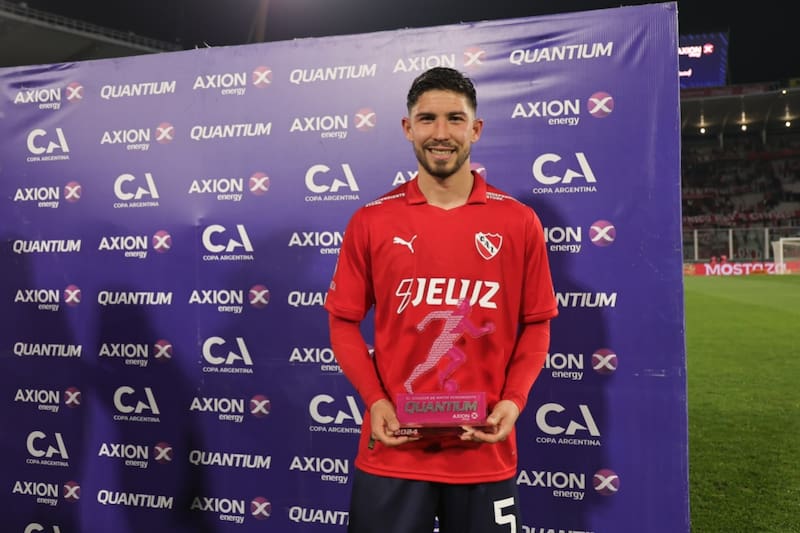 Felipe Loyola con el premio de mejor jugador del partido en Independiente de Avellaneda.