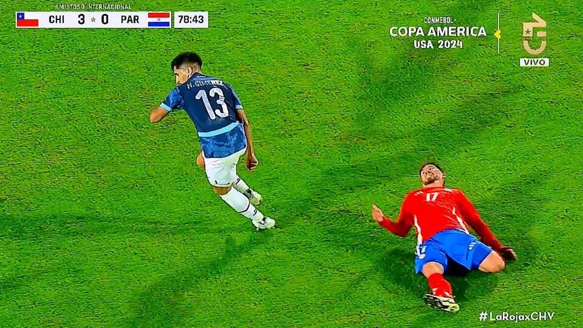 Felipe Loyola se enganchó el pie izquierdo en el césped y tuvo que dejar la cancha en el amistoso con Paraguay.