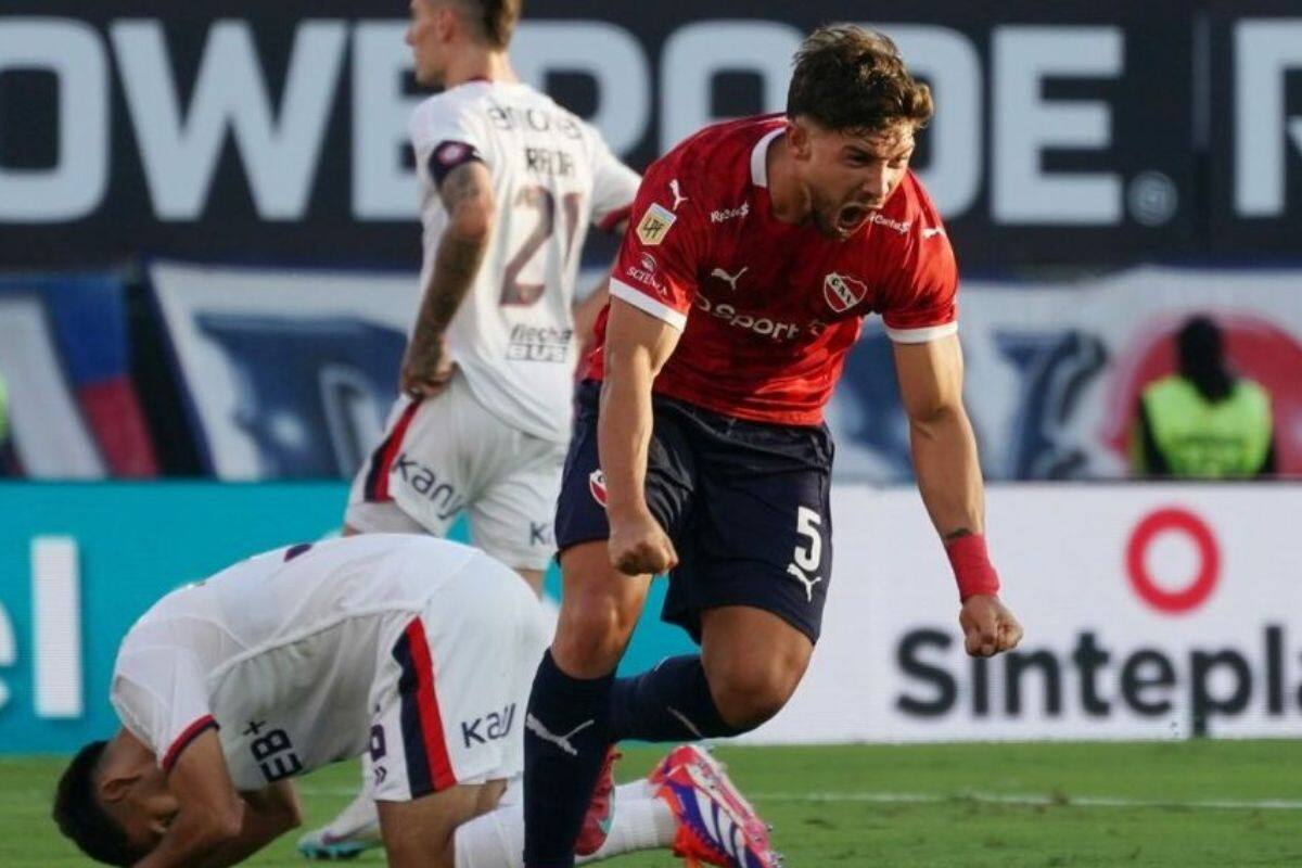festeja eufórico el gol del triunfo de Independiente sobre San Lorenzo.