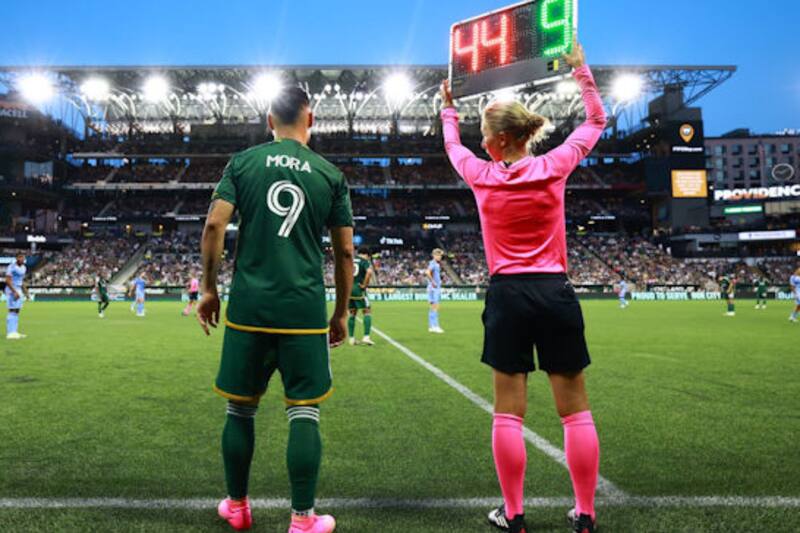 El momento en que Felipe Mora reemplaza a Marvin Loria en el partido Timbers-NYC. El chileno regresaba a las canchas, tras casi un año alejado por lesión.