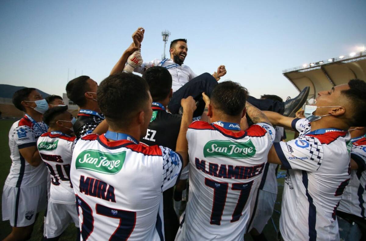 Reconocido técnico chileno dejó su cargo luego de años: campeón de Primera B será su reemplazo