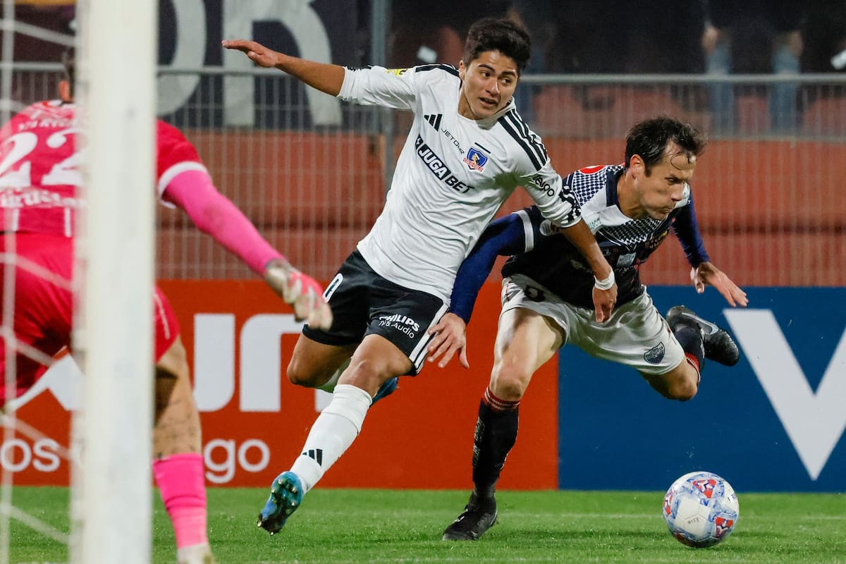 El delantero se convirtió en el cuarto debutante más joven en la historia de Colo-Colo. Foto: Aton.