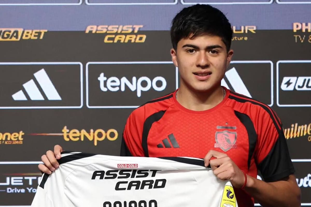 El delantero de 16 años firmó su primer contrato con Colo-Colo. Foto: Colo-Colo Oficial.