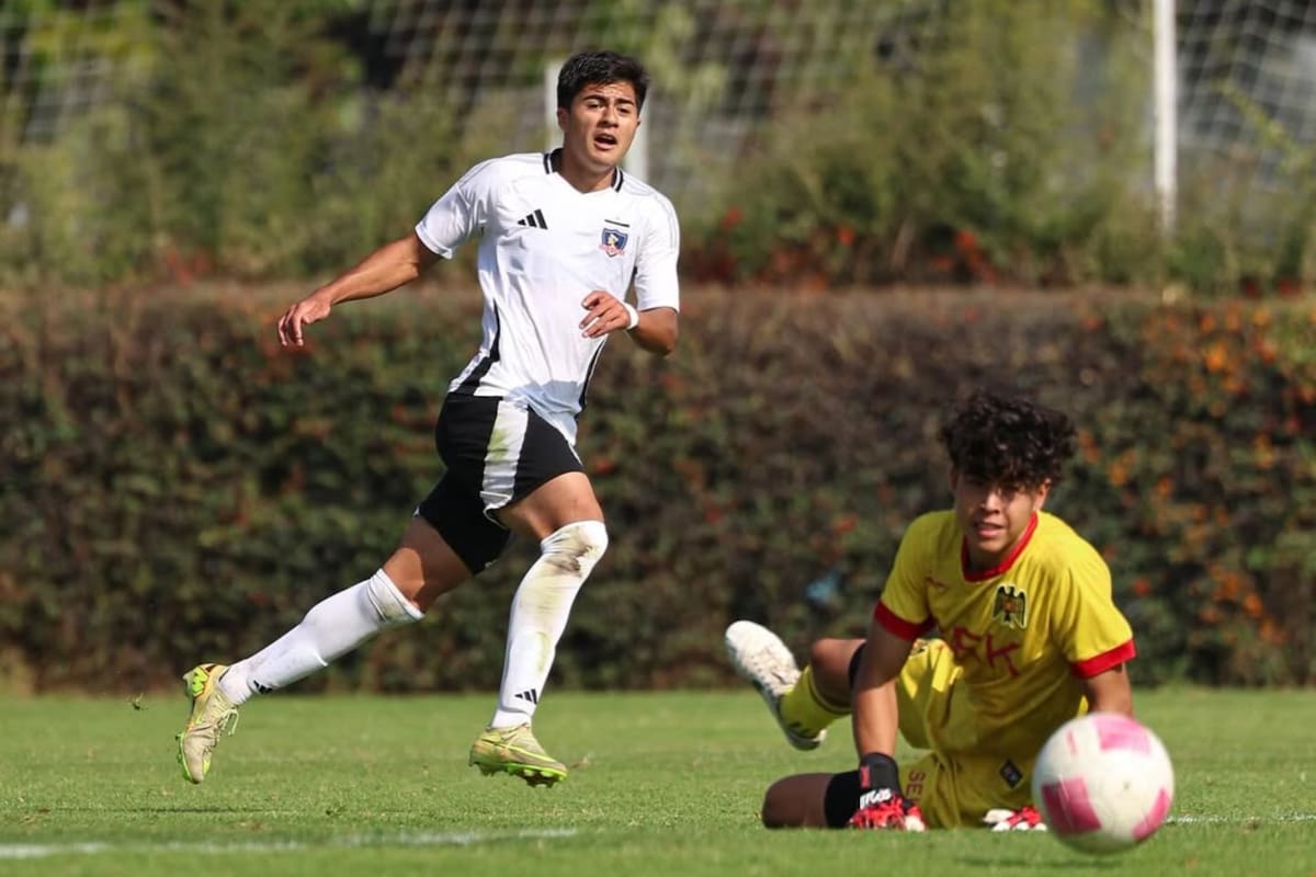 El delantero de Colo Colo de apenas 16 años. Foto: @colocolofutboljoven
