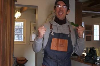 Vive acompañado de cuatro galgos: Así es la casa de Felipe Ríos