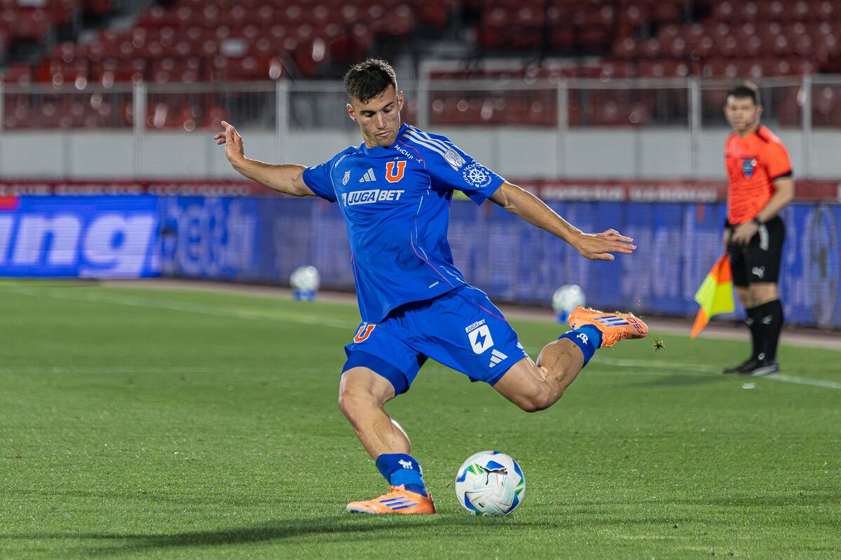 Felipe Salomoni lanza un centro en el duelo de semifinales de ida frente a Lanús por Copa Sudamericana. Foto: Felipe Escobedo