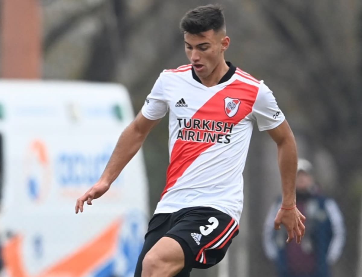 Jugando con la camiseta de River Plate.