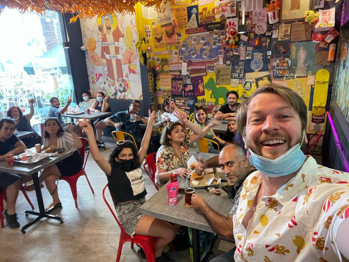 Felipe Sánchez en el local de Chicken Love You de Maipú.