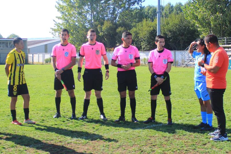Protagonistas del encuentro que debían sostener Fernández Vial vs O'Higgins, a la espera de la ambulancia que nunca llegó. Foto: Club O'Higgins.