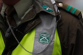 Detienen a hombre por secuestro y femicidio frustrado de su pareja en San Antonio: La quiso quemar con agua hirviendo