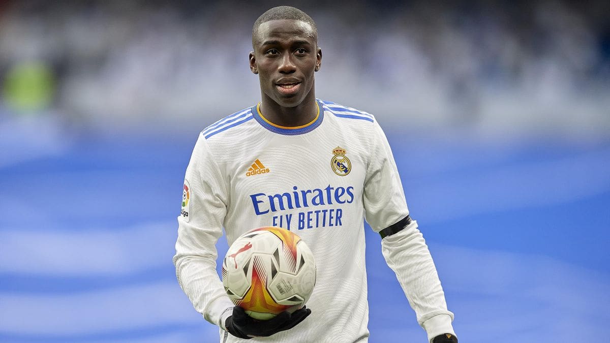 El Real Madrid lo quiere sacar. (EFE)