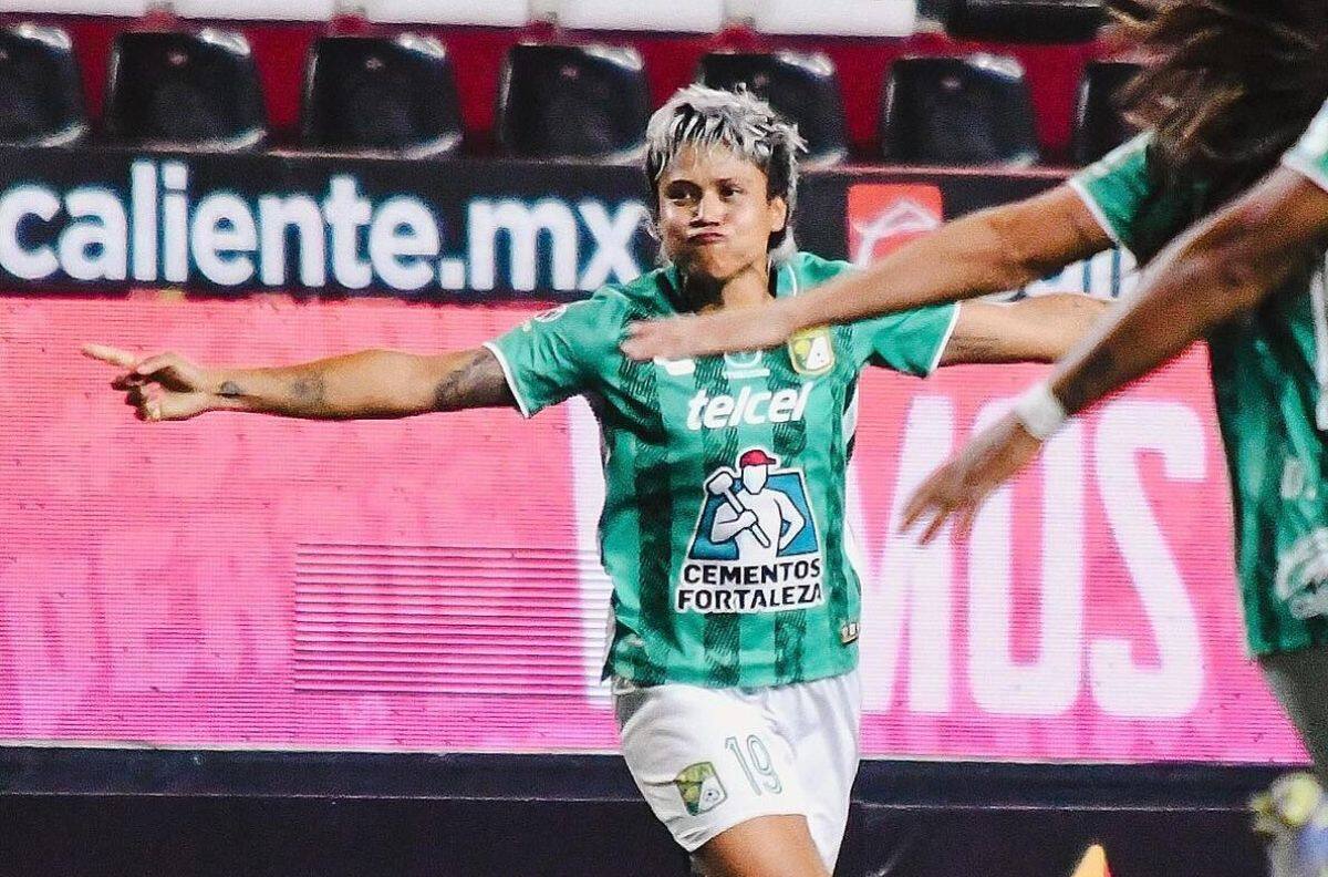 VIDEO | ¡Golazo chileno! Fernanda Pinilla le da la clasificación al León con una joya de tiro libre