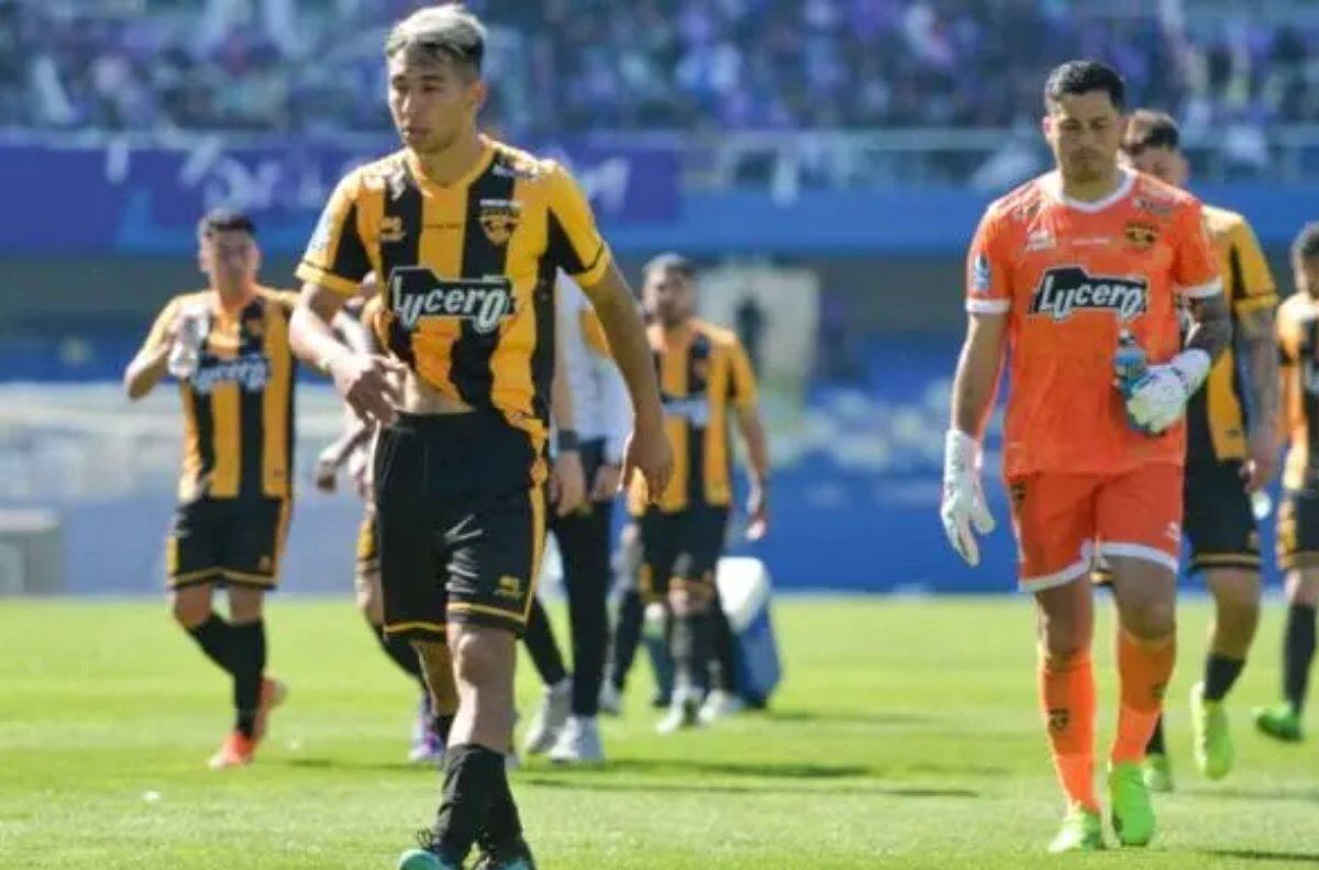 Goleador histórico de Fernández Vial sufre por el descenso: “No puedo comprender esto”