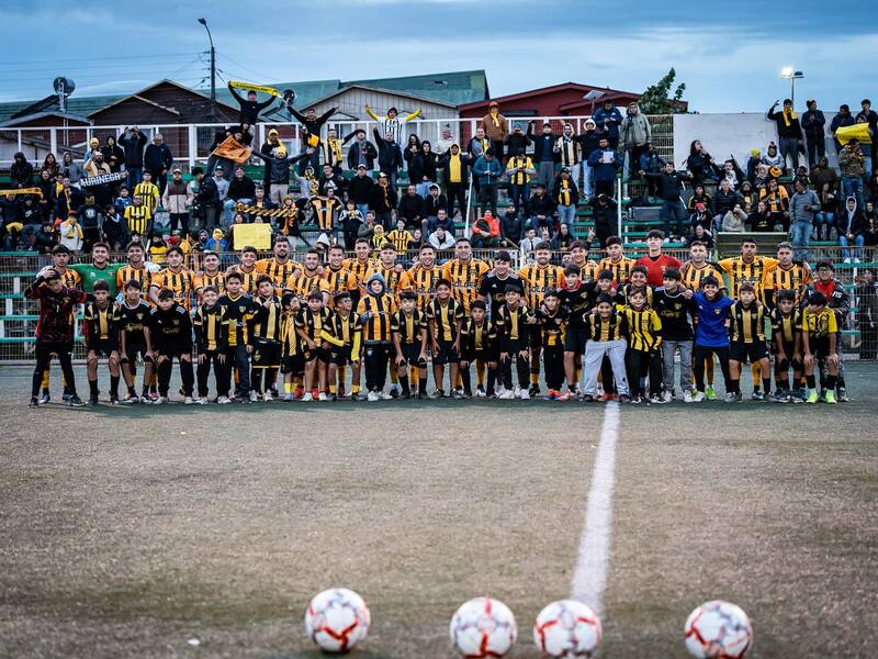El equipo se preparaba para jugar en Tercera División; sin embargo, su solicitud fue rechazada por última vez por la ANFA. Foto: Facebook. Fernández Vial