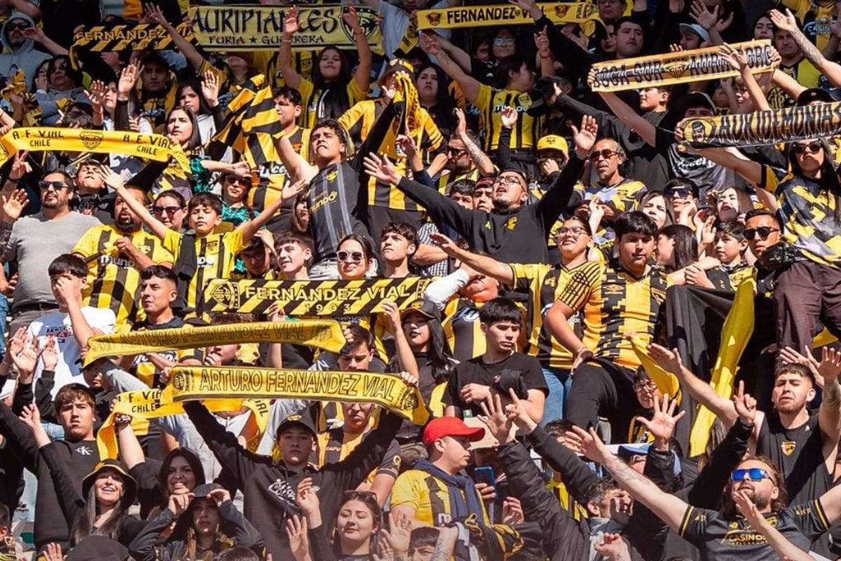 Fernández Vial recibió el apoyo de su hinchada hasta el último partido que jugaron en Segunda División, pese a estar descendido hace varias semanas. Foto: Instagram Fernández Vial.