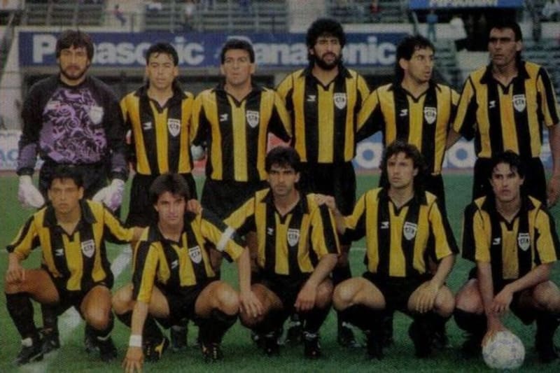 Una formación del recuerdo de Fernández Vial, con Antonio Zaracho (primero de pie, de izquierda a derecha).