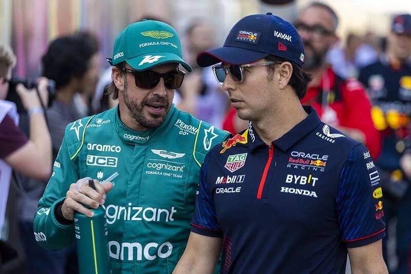 Checo Pérez considera que Fernando Alonso está corriendo como nunca.