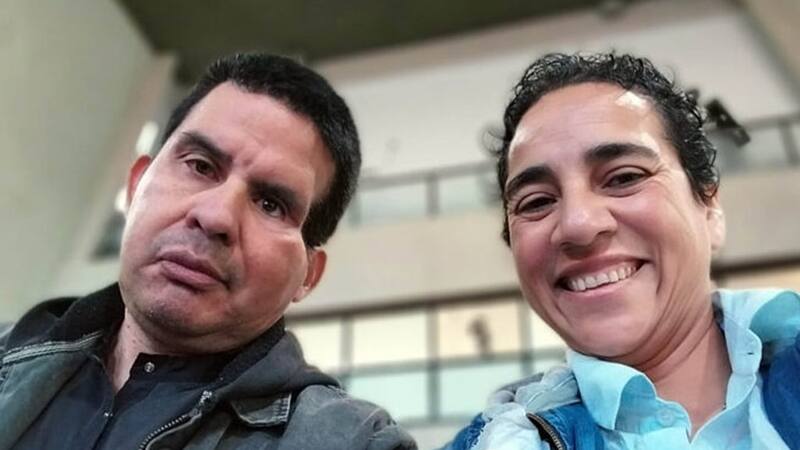 Fernando Cáceres junto a su esposa.