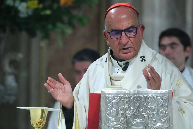 El arzobispo de Santiago habría compartido un vínculo muy cercano con Mario Bergoglio antes de su fallecimiento.