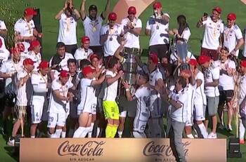 VIDEO | La acción de Fernando De Paul tras recibir la copa que emocionó a los hinchas de Colo Colo