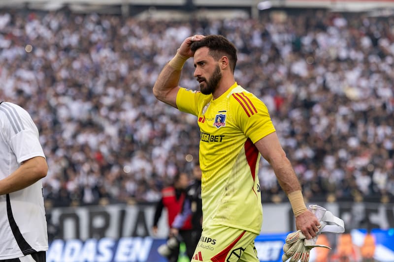 El portero de Colo Colo salió del campo de juego por un golpe en su rodilla. Foto: Felipe Escobedo