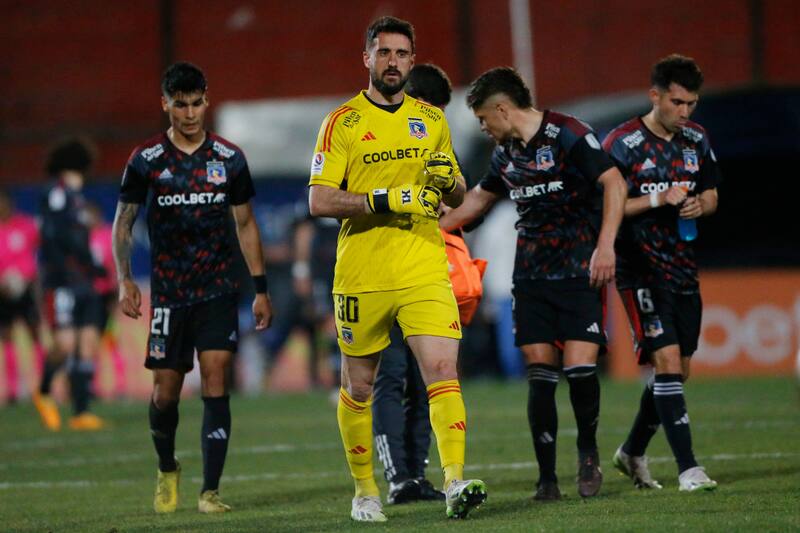 se retira de la cancha del estadio Santa Laura luego del empate sin goles entre Colo Colo y la UC (Foto: Aton)