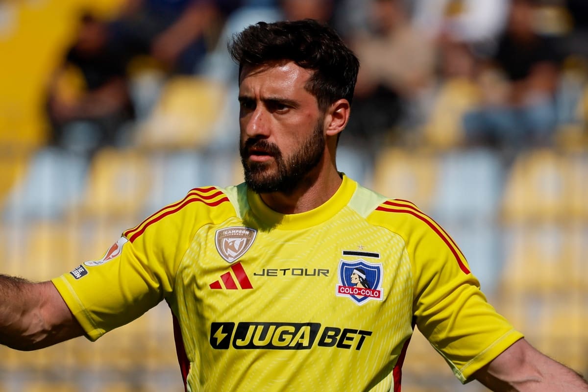 El portero asistió al partido de Colo Colo Básquetbol. Foto: Agencia ATON.