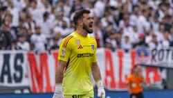 Fernando De Paul le entrega una fantástica noticia a Fernando Ortiz en Colo Colo