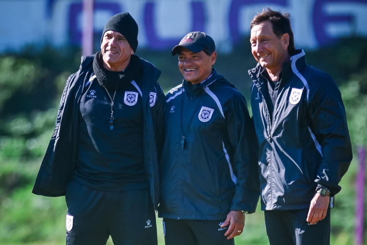 El DT y su cuerpo técnico en Deportes Concepción. Foto: @deportesconcepcionsadp
