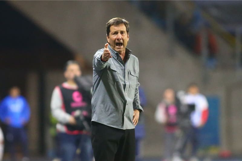 El experimentado entrenador chileno es el invitado de la semana en La Pizarra De... el podcast futbolero que conduce el periodista Danilo Díaz. Foto: Agencia Aton