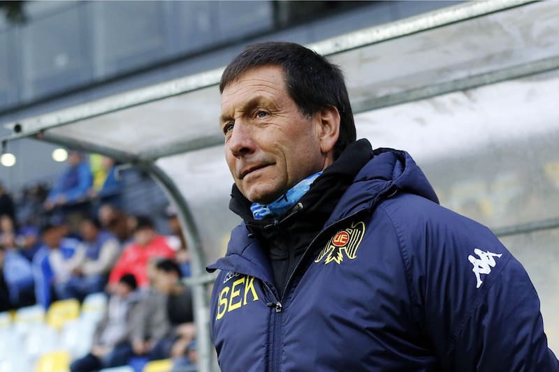 El DT con el buzo de Unión Española, en su segundo paso como entrenador por Santa Laura.