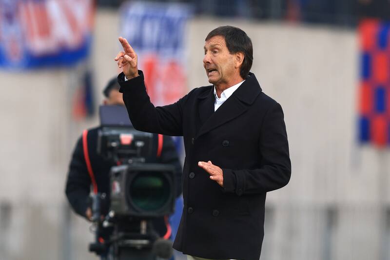 se lanzó contra el VAR por la derrota de los Dragones Celestes contra la U. /Photosport