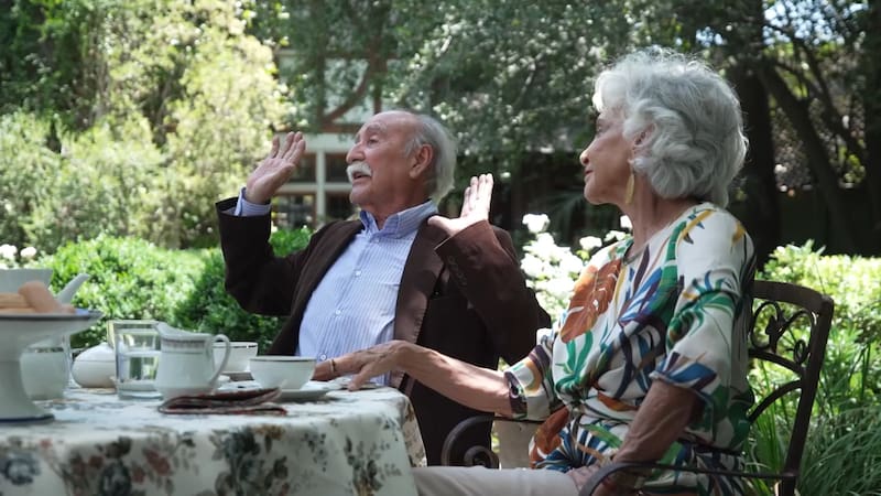 Los actores se sentaron en un precioso patio junto al comunicador para conversar sobre este íntimo tema.