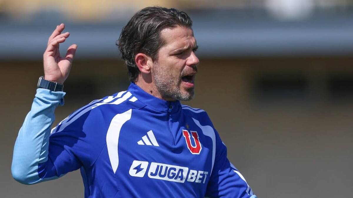 Fernando Gago sonríe al recibir su primera gran noticia como entrenador de la U