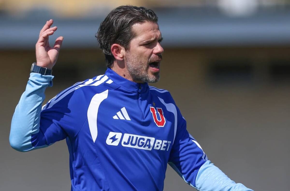 Fernando Gago sonríe al recibir su primera gran noticia como entrenador de la U